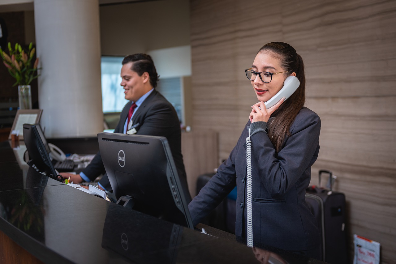 Receptionist che parla al telefono